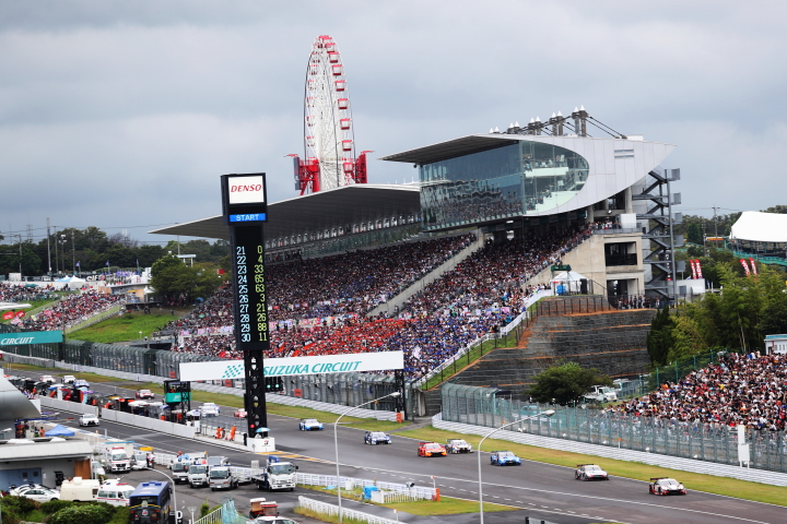 決勝レース: 1000km先のゴールを目指してスタートが切られた（GT500）