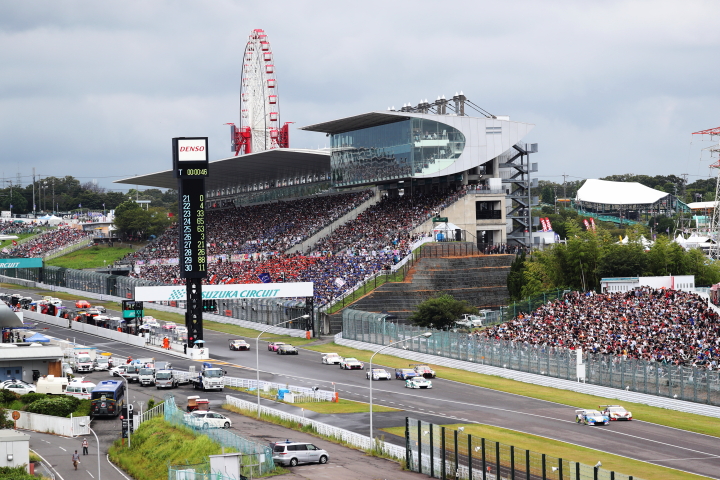 決勝レース: 1000km先のゴールを目指してスタートが切られた（GT300）