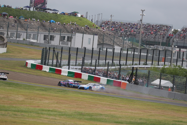 決勝レース: コースアウトする柳田真孝（フォーラムエンジニアリングADVAN GT-R）