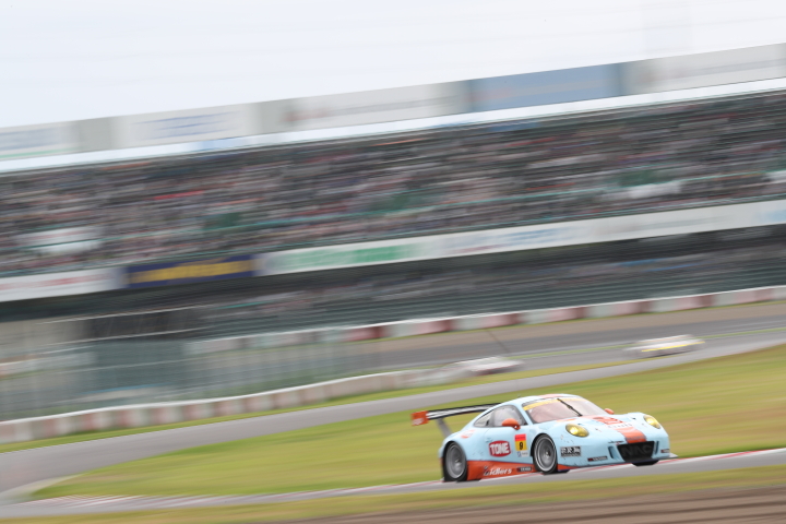 決勝レース: 阪口良平／吉田広樹組（GULF NAC PORSCHE 911）