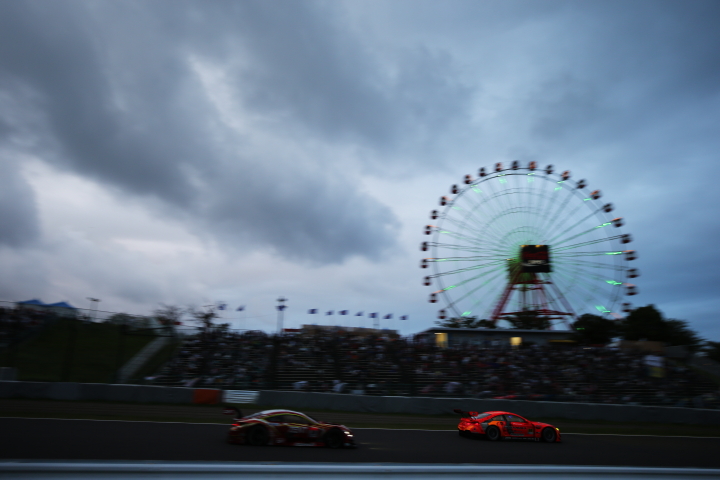 決勝レース: 観覧車の下をゆく