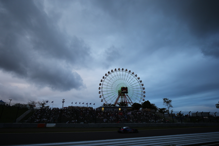 決勝レース: 観覧車の下をゆく