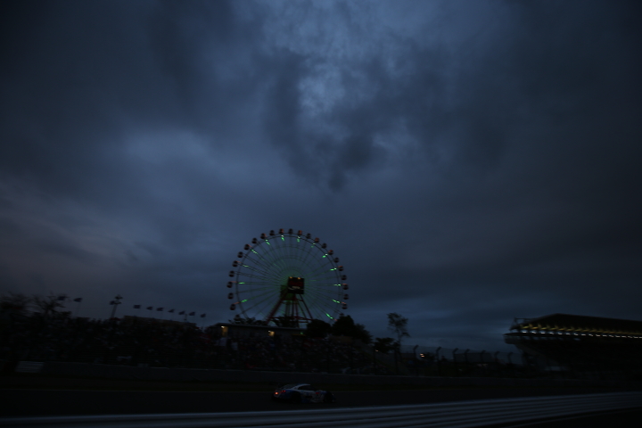 決勝レース: 観覧車の下をゆく