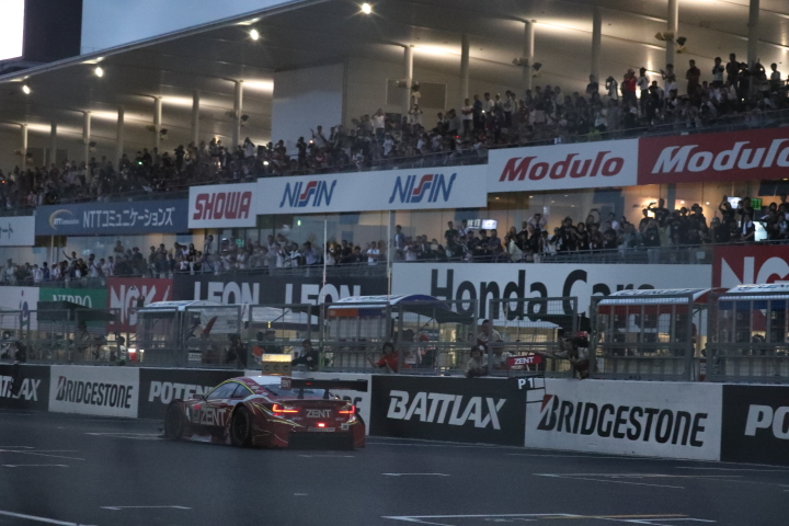 決勝レース: トップでチェッカーを受ける立川祐路／石浦宏明組（ZENT CERUMO RC F）