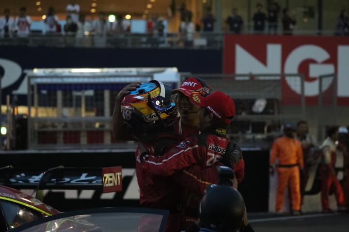 決勝レース: 優勝して抱き合う石浦宏明、高木虎之助監督、立川祐路（LEXUS TEAM ZENT CERUMO）