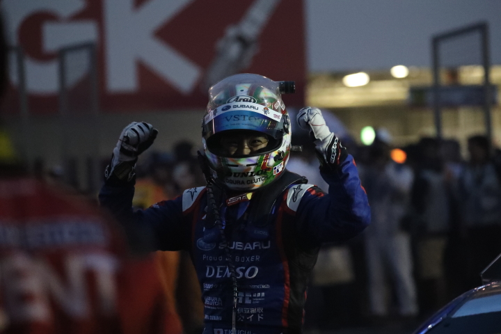 決勝レース: GT300クラスで優勝してガッツポーズの井口卓人（R&D SPORT）