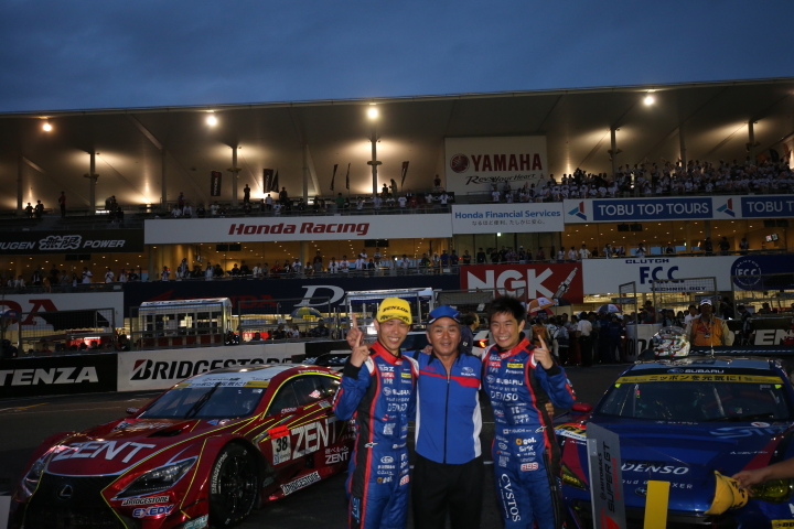 決勝レース: GT300クラスで優勝した山内英輝、辰巳英治監督、井口卓人（R&D SPORT）
