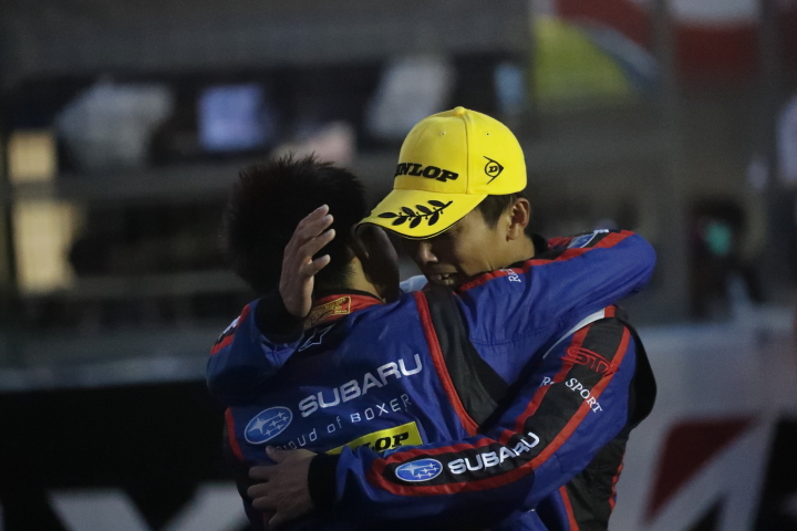 決勝レース: GT300クラスで優勝して抱き合う井口卓人と山内英輝（R&D SPORT）