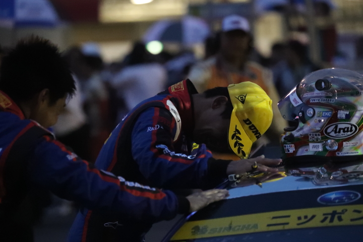 決勝レース: GT300クラスで優勝して泣き崩れる山内英輝（R&D SPORT）