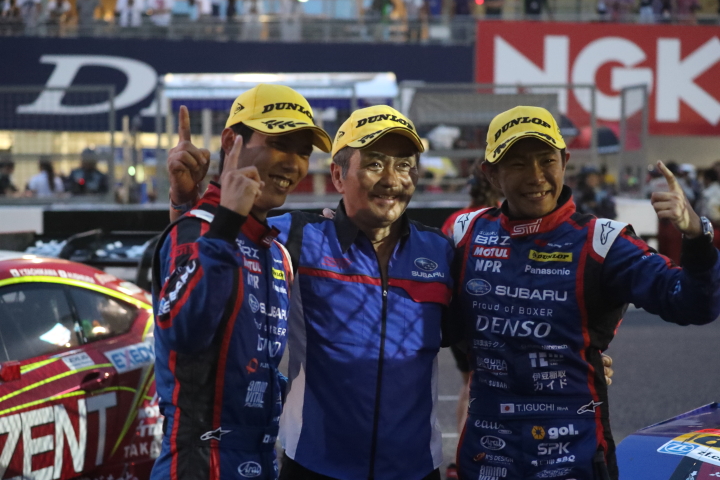 決勝レース: GT300クラスで優勝した山内英輝、辰巳英治監督、井口卓人（R&D SPORT）