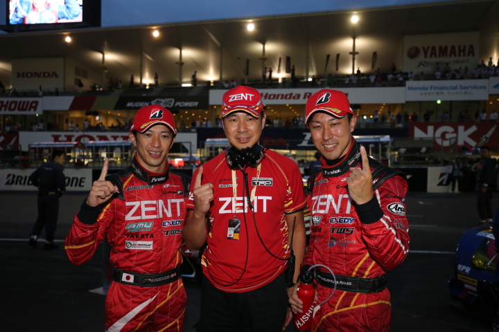 決勝レース: GT500クラスで優勝した石浦宏明、高木虎之助監督、立川祐路（LEXUS TEAM ZENT CERUMO）