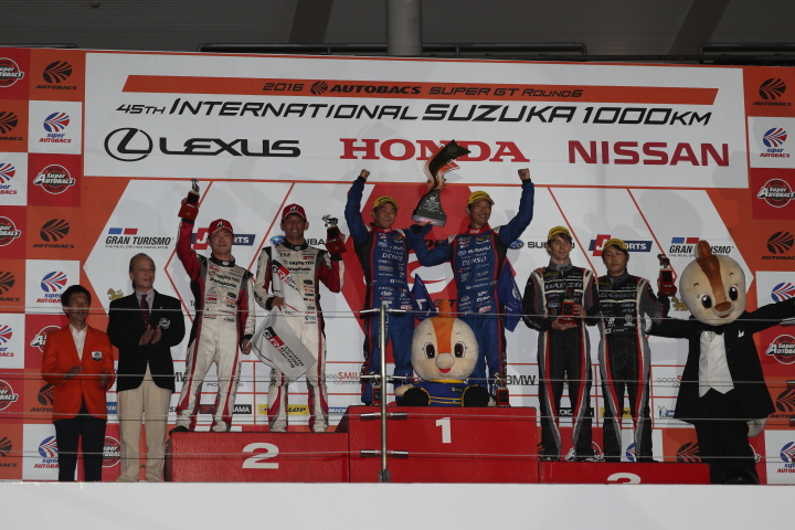 表彰式: GT300クラスのトップ3チーム（左からapr、R&D SPORT、GAINER）