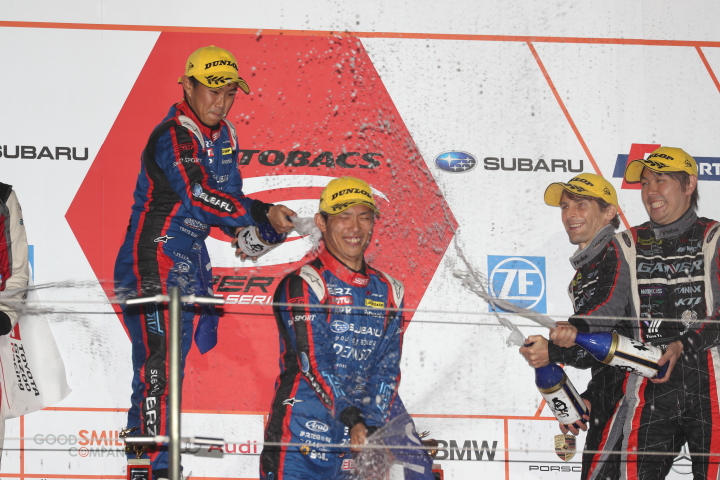 表彰式: GT300クラスのシャンパンファイト