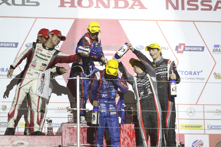 表彰式: GT300クラスのシャンパンファイト