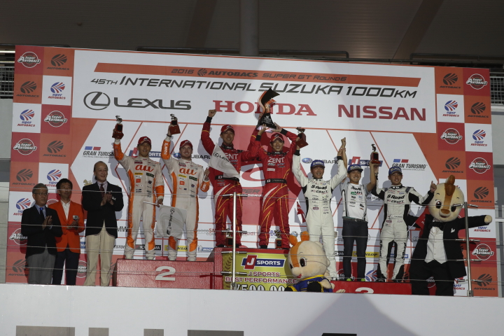表彰式: GT500クラスのトップ3チーム（左からLEXUS TEAM TOM'S、LEXUS TEAM ZENT CERUMO、MOLA）