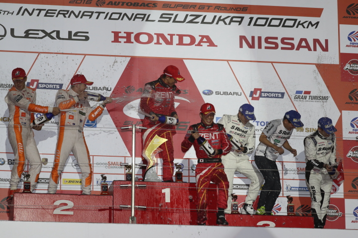 表彰式: GT500クラスのシャンパンファイト