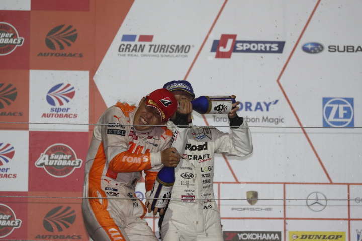 表彰式: GT500クラスのシャンパンファイト