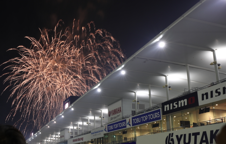 花火大会: 過ぎゆく夏を惜しんで鈴鹿の夜空に大輪の花が咲く
