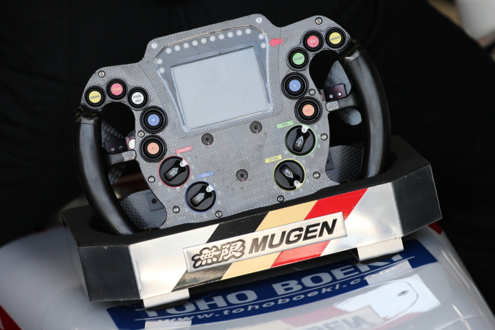 フリー走行: TEAM無限SF14のステアリング