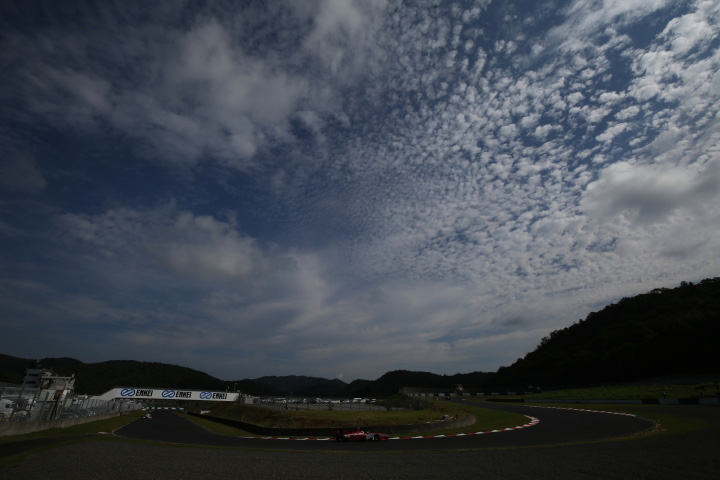 フリー走行: うろこ雲の下レッドマンコーナーを通過するSFマシン