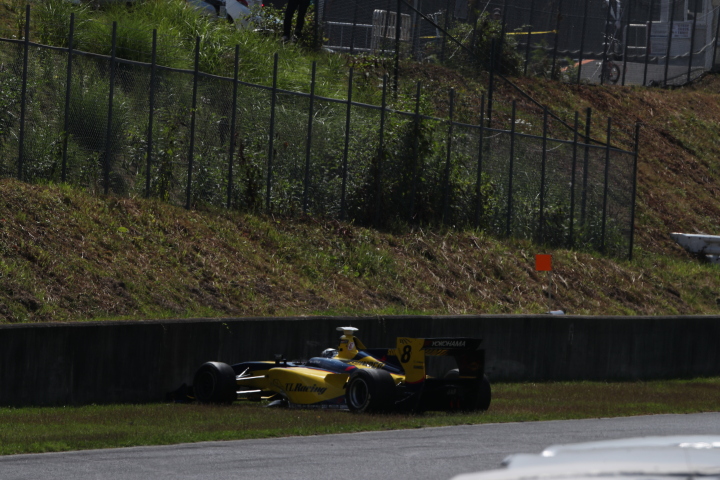 レース1公式予選: クラッシュした小林可夢偉（SUNOCO TEAM LEMANS SF14）