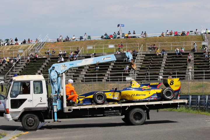 レース1公式予選: クラッシュした小林可夢偉（SUNOCO TEAM LEMANS SF14）