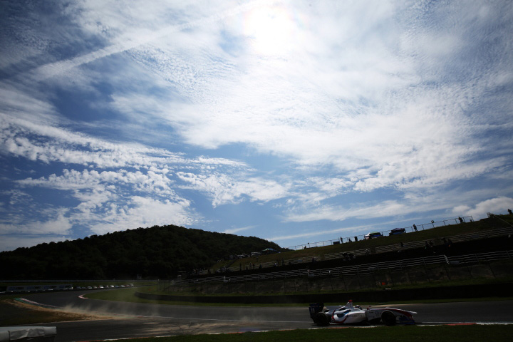 レース1公式予選: リボルバーからパイパーコーナーへ