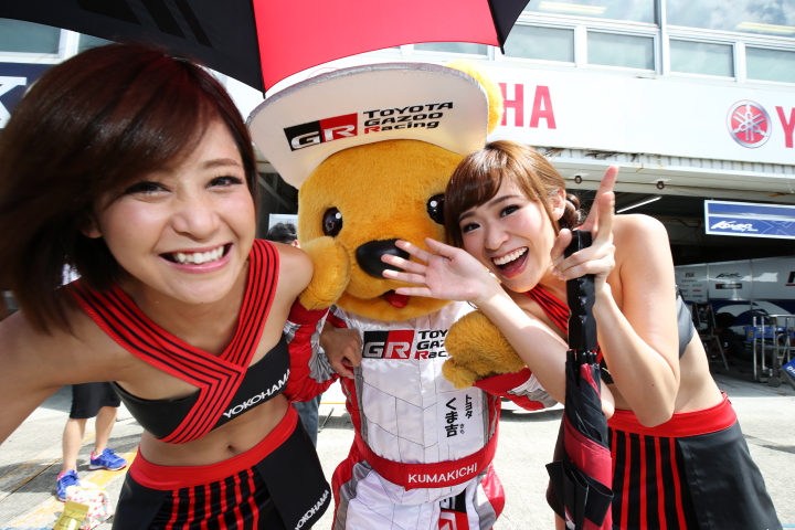 ピットウォーク: トヨタくま吉とレースクイーン