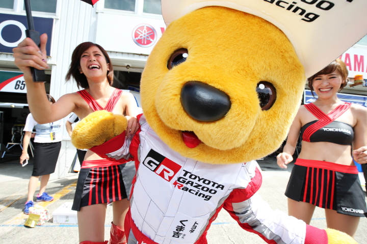 ピットウォーク: トヨタくま吉とレースクイーン