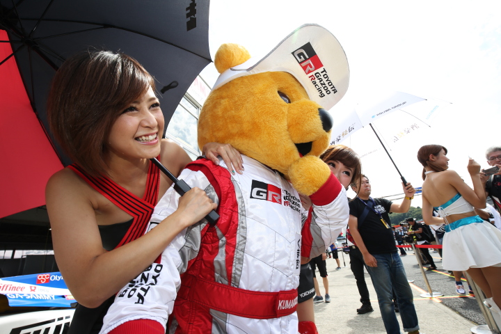 ピットウォーク: トヨタくま吉とレースクイーン