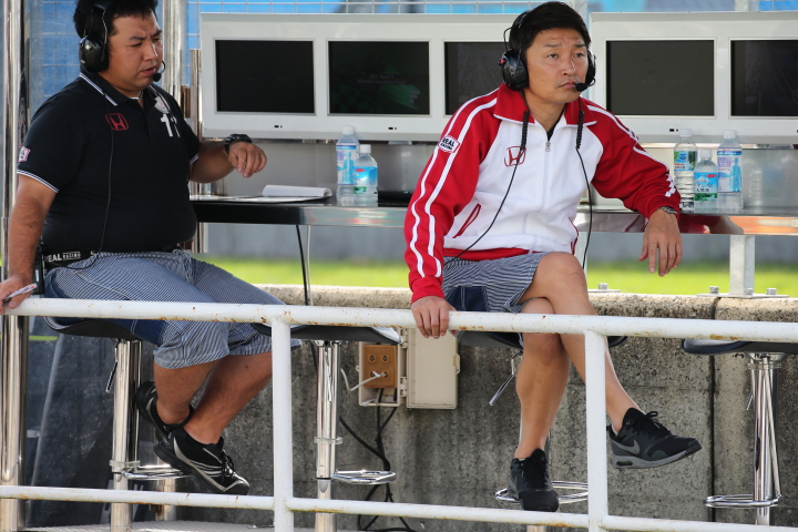 レース1スタート進行: 大神槙也エンジニアと金石勝智監督（REAL RACING）