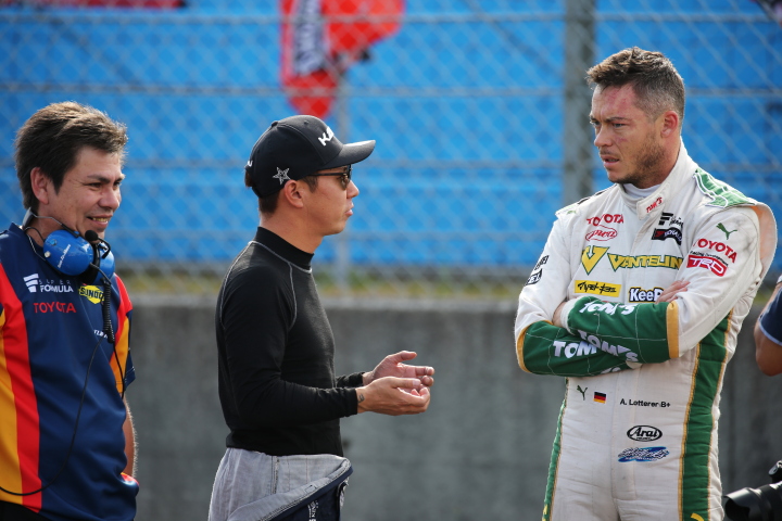 レース1スタート進行: 山田健二エンジニア、小林可夢偉（SUNOCO TEAM LEMANS）、アンドレ・ロッテラー（VANTELIN TEAM TOM’S）