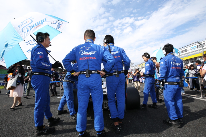 レース1スタート進行: DRAGO CORSEのチームクルー