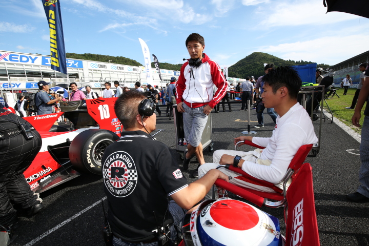 レース1スタート進行: 塚越広大（REAL RACING）