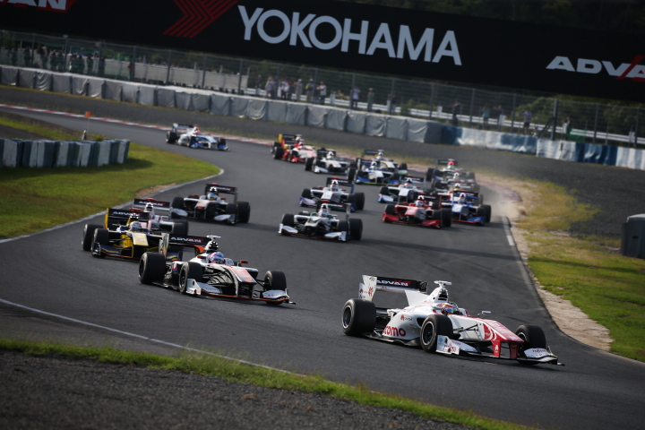 レース1決勝: スタート直後、1コーナーからウイリアムズコーナーへ向かうマシン