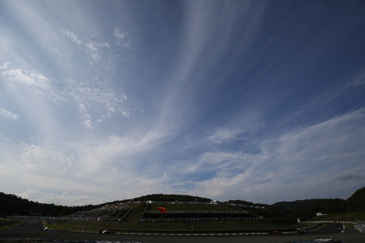 レース1決勝: 青空の下ウイリアムズコーナーを通過するSFマシン