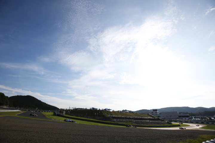 レース1決勝: リボルバーからパイパーコーナーへ