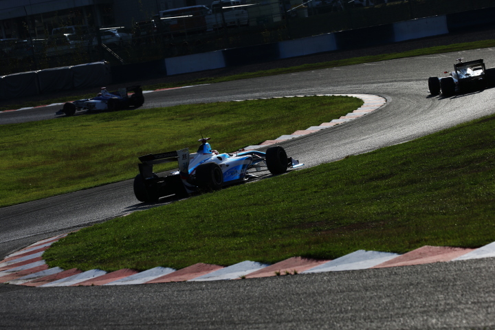 レース1決勝: 小暮卓史（DRAGO CORSE SF14）