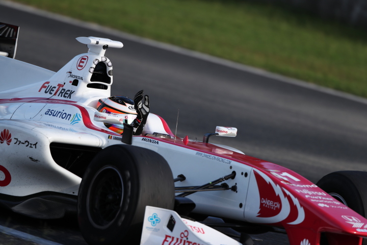 レース1決勝: 優勝して手を挙げるストフェル・バンドーン（DOCOMO DANDELION M41S SF14）