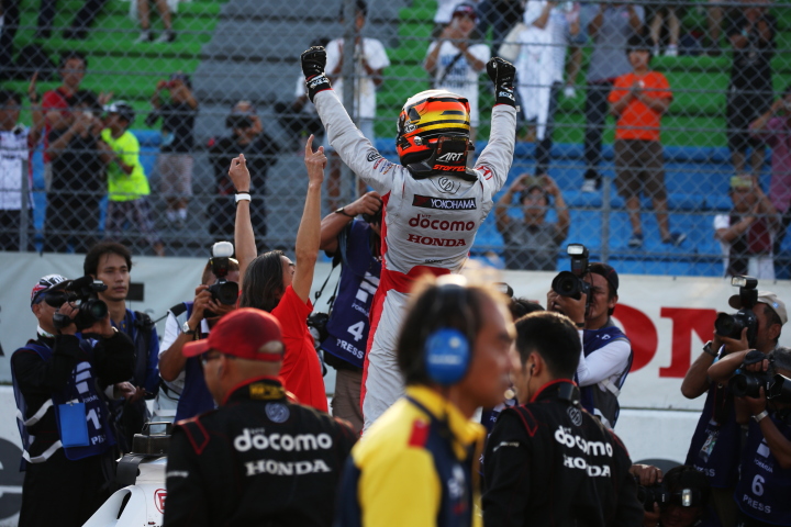 レース1決勝: 優勝したストフェル・バンドーン（DOCOMO TEAM DANDELION RACING）