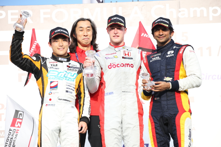 レース1表彰式: 優勝・ストフェル・バンドーン、2位・国本雄資、3位・ナレイン・カーティケヤン