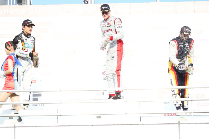 レース1表彰式: シャンパンファイト