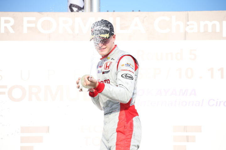 レース1表彰式: 優勝したストフェル・バンドーン（DOCOMO TEAM DANDELION RACING）