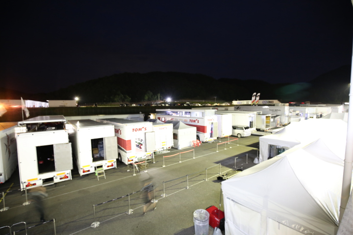 夜の帳が降りたパドック