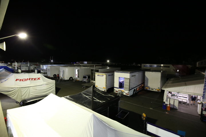 夜の帳が降りたパドック