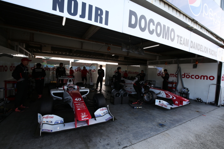 レース2公式予選: 出走前のDOCOMO TEAM DANDELION RACINGのマシン