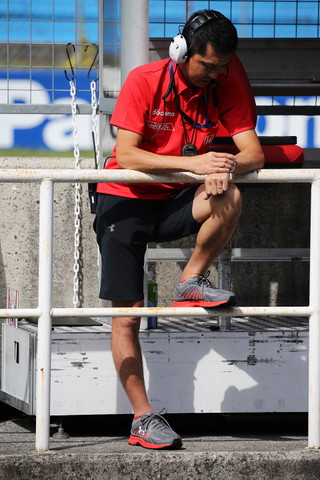 レース2公式予選: DOCOMO TEAM DANDELION RACINGのスタッフ