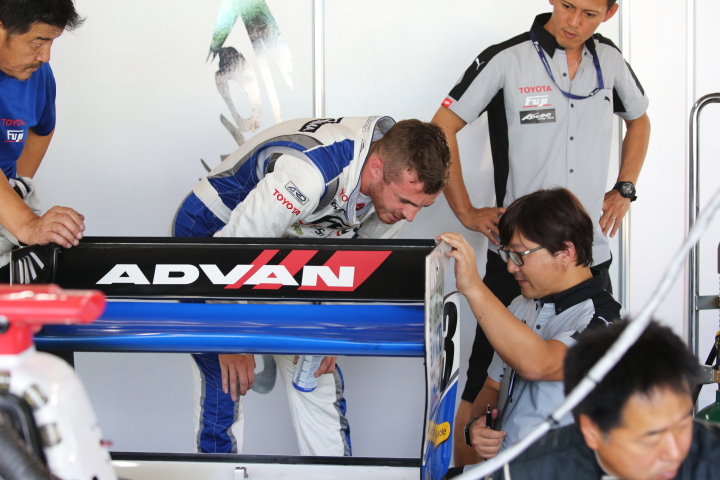 レース2公式予選: マシンのチェックをするジェームス・ロシター（KONDO RACING）