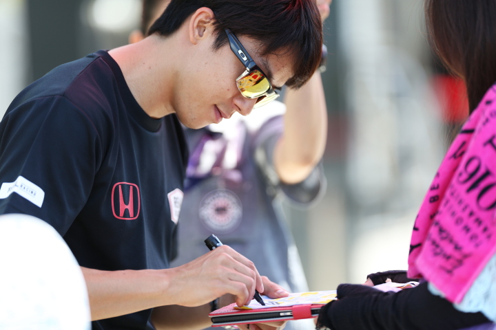 ピットウォーク: 伊沢拓也（REAL RACING）