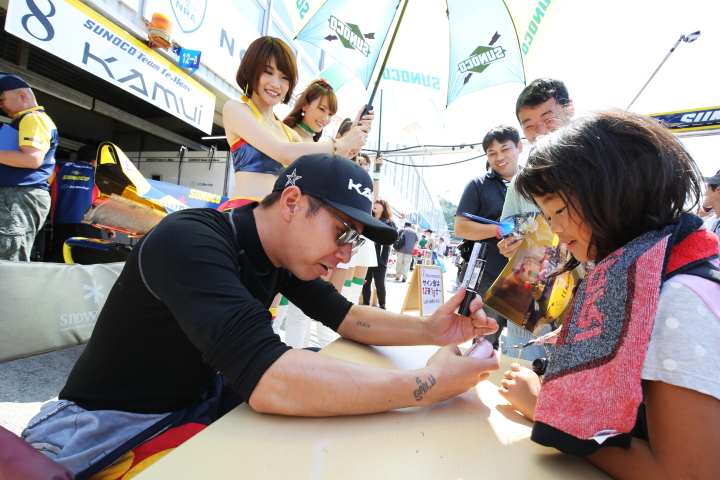 ピットウォーク: 小林可夢偉（SUNOCO TEAM LEMANS）